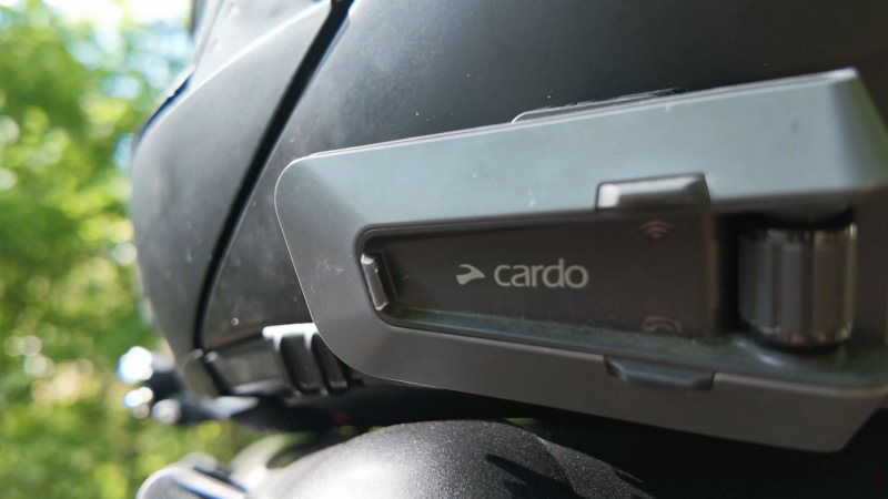 Audioausgabe der Infos auf einem Motorrad-Interkom von Cardo