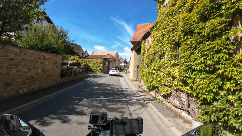 Fahrt mit dem Motorrad durch Weinorte
