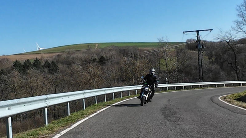 Die Honda Dax in Kurven