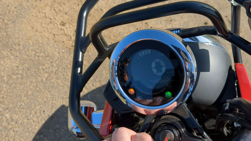 Das eingeschaltete Cockpit der Honda Dax