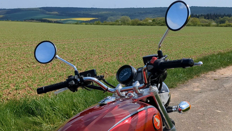 Klassicher Motorrad-Look: Cockpit, Lenker und Tank der Honda CB 1100 EX