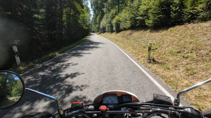 Blick von der Yamaha XT 600 während der Fahrt