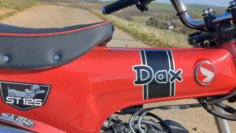 Tank im Rahmen der Honda Dax