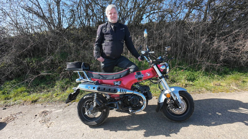 Honda Dax ST 125 mit mir vor der Fahrt