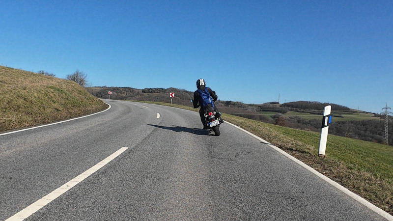Die Honda Dax während der Fahrt von hinten
