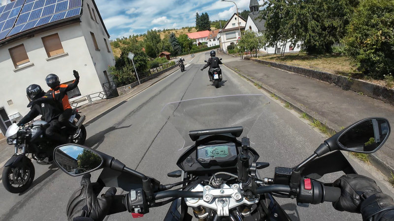 Ich grüße weiter alle Motorradfahrer