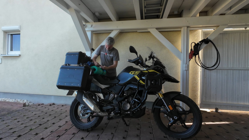 Das Motorrad für das Wildcampen packen
