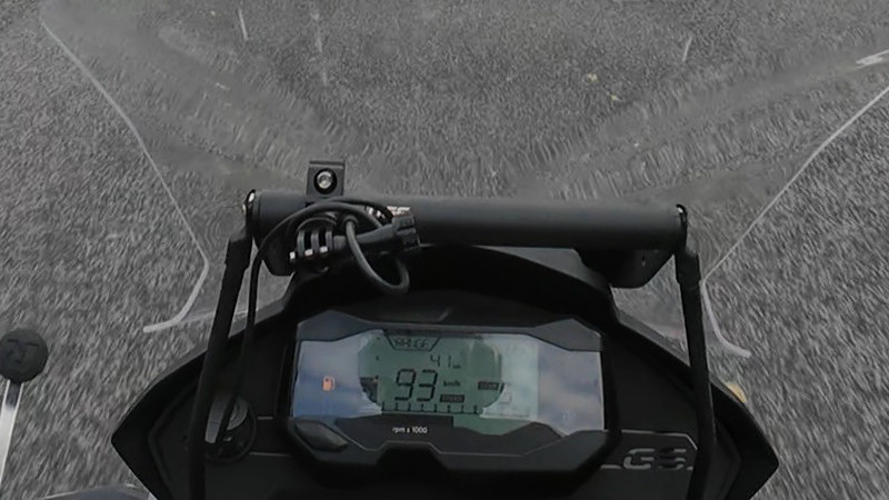 Die Reservelampe am Cockpit ist an