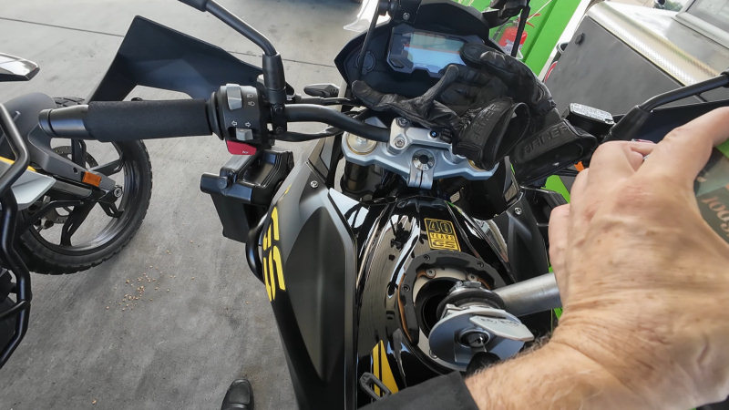 Motorrad tanken in Rockenhausen