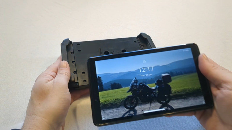 Tablet und Halterung fürs Motorrad