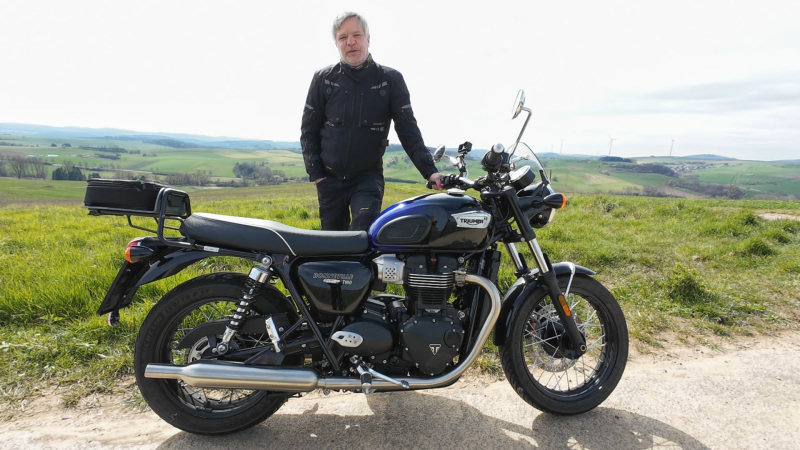 Triumph Bonneville und ich beim Intro