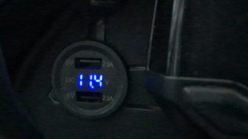 USB-Ladesteckdose mit Voltanzeige für Motorrad