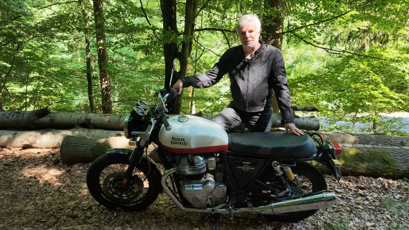 Die Royal Enfield Interceptor beim Intro zum Video