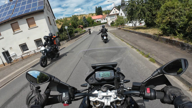 Motorradfahren: In der Gruppe oder Solo?